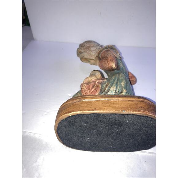 Beautiful Vintage Resin Figurine MOM with Baby 7.7" tall x 4.8" x 3.1" - Picture 3 of 5